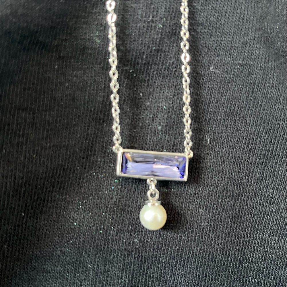 Amethyst crystal and pearl drop necklace.